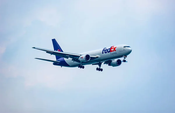FEDERAL Express FEDEX uçağı 30 Mart 2020 'de Changi Uluslararası Havalimanı' na inerken