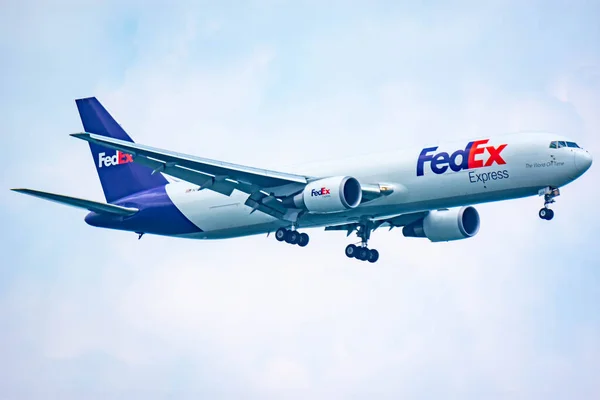 FEDERAL Express FEDEX uçağı 30 Mart 2020 'de Changi Uluslararası Havalimanı' na inerken