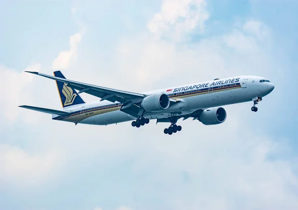 Singapur 'daki Changi Uluslararası Havalimanı' na 30 Mart 2020 'de inen SINGAPORE AIRLINE uçağı