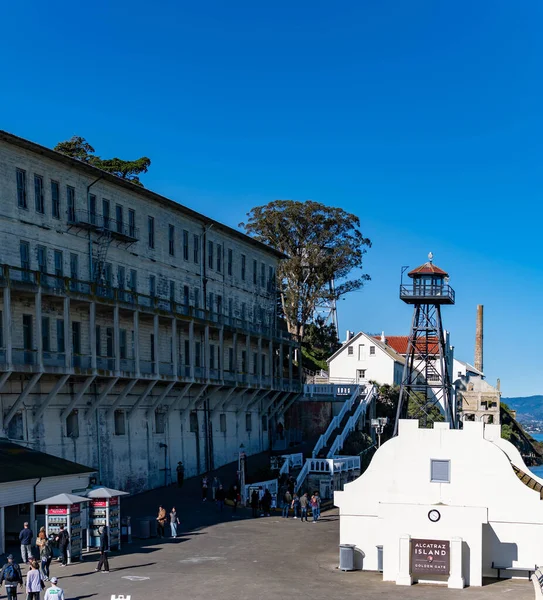 Lodní Dok Ostrova Alcatraz Kasárnami Nebo Byty Strážní Věží Přední — Stock fotografie
