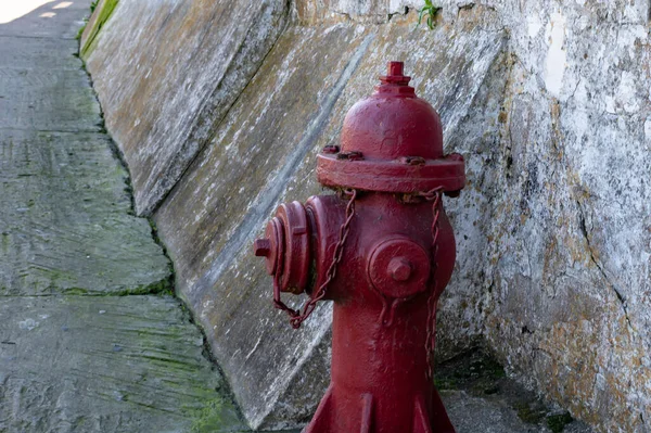 Eski Tuğla Duvar Arkaplanı Olan Bir Sokakta Eski Kırmızı Vanaları — Stok fotoğraf