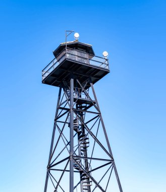 Alcatraz Adası 'nın gemi iskelesi. Kışlası ya da apartmanı var ve adanın ön ya da orta kısmından gözcü kulesi var.