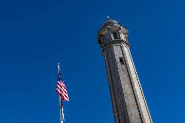 San Francisco 'daki Alcatraz Adası Hapishanesi' nden Deniz feneri ve ABD Bayrağı. Federal hapishane alcatraz deniz feneri ve Amerika Birleşik Devletleri bayrağı