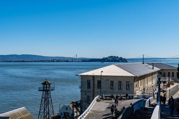 Wyspa Alcatraz Przystań Dla Łodzi Barakami Lub Apartamentami Wieżą Strażniczą — Zdjęcie stockowe