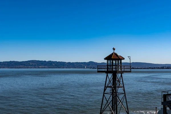 Schip Van Alcatraz Eiland Dokt Aan Met Barakken Appartementen Wachttoren — Stockfoto
