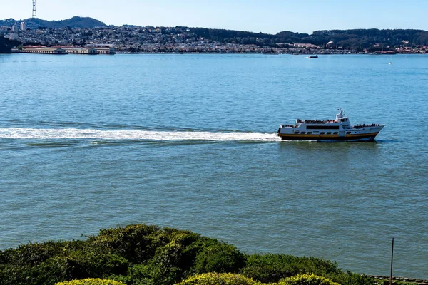 Tourist Ferry Boat While Crossing Bay San Francisco California Downtown — Stockfoto