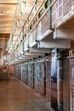 Alcatraz Adası Hapishanesi 'nden A bloğu. 30 Mart 2020' de San Francisco, Kaliforniya 'daki hücre binası içinde.