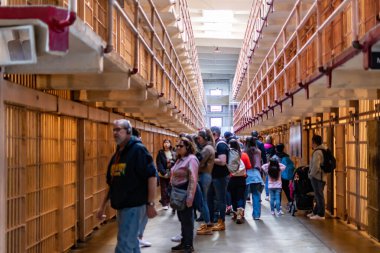 30 Mart 2020 'de Alcatraz Hapishanesi B Bloğu hücre bölgesi ve San Francisco California' daki hücre binasında turist ve ziyaretçiler.