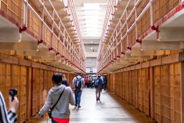 30 Mart 2020 'de Alcatraz Hapishanesi B Bloğu hücre bölgesi ve San Francisco California' daki hücre binasında turist ve ziyaretçiler.