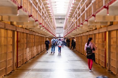 30 Mart 2020 'de Alcatraz Hapishanesi B Bloğu hücre bölgesi ve San Francisco California' daki hücre binasında turist ve ziyaretçiler.