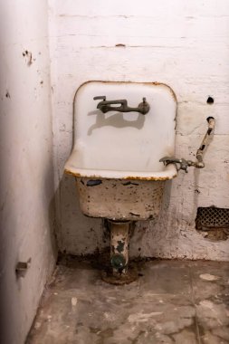 Kırık paslı, kirli lavabo ve klozet Alcatraz Cezaevi 'nden San Francisco ABD