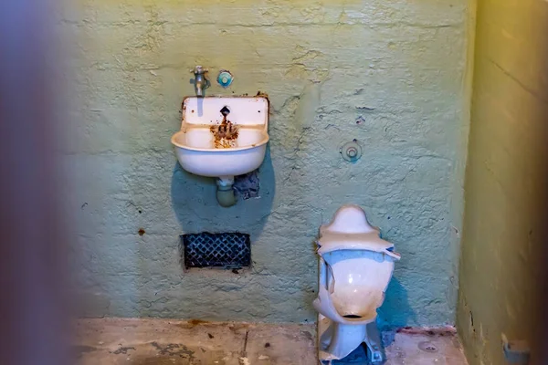Fregadero Taza Inodoro Oxidados Sucios Rotos Una Celda Prisión Alcatraz —  Fotos de Stock
