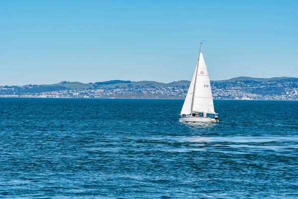 Alcatraz Adası Hapishanesi yakınlarındaki San Francisco körfezinde yelkenli.