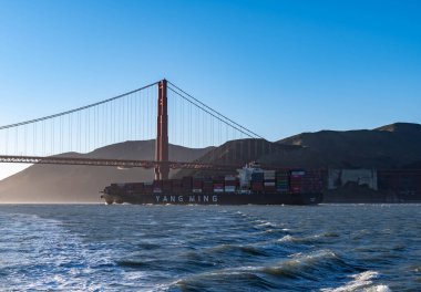 30 Mart 2020 'de San Francisco Körfezi ve Golden Gate Köprüsü yakınlarındaki Pasifik Okyanusu' nda seyreden konteyner gemisi.