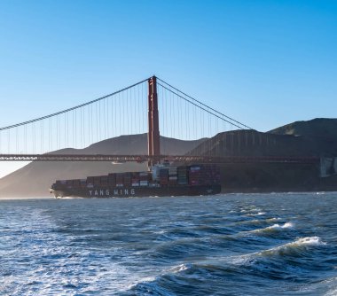 30 Mart 2020 'de San Francisco Körfezi ve Golden Gate Köprüsü yakınlarındaki Pasifik Okyanusu' nda seyreden konteyner gemisi.