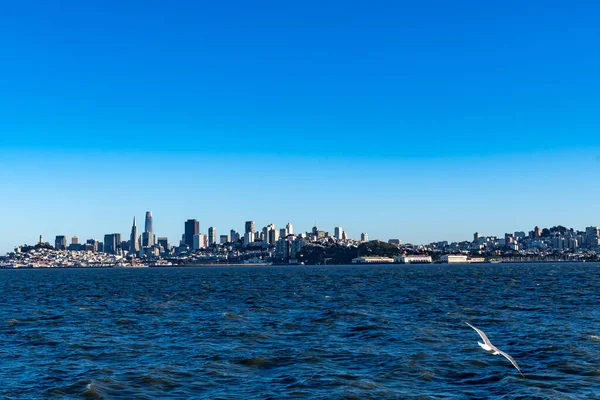 Panorama Záběr San Francisco California Downtown Skyline Alcatraz Prohlížení Paluby — Stock fotografie