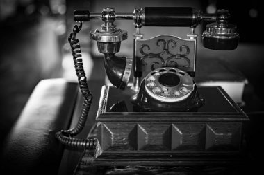 Siyah-beyaz, ahşap telefon. Eski moda telefon.