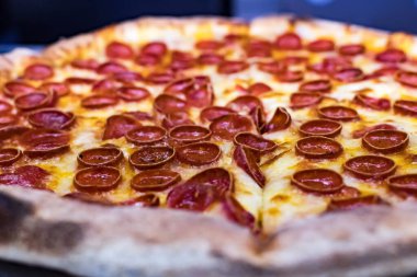 Lezzetli Pepperono Pizza 'nın yakından çekimi.