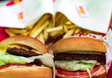 30 Mart 2020 'de Las Vegas Strip, Nevada' dan hamburger ve patates kızartması.