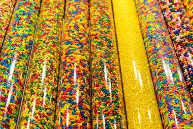 Şeffaf cam bir kavanozun içinde renkli şekerler