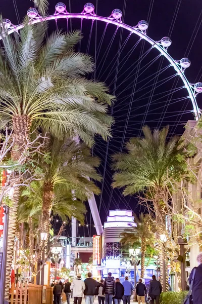 30 Mart 2020 'de Las Vegas Nevada' da, gece boyunca yüksek tekerlekli dönme dolap ve Las Vegas Bulvarı.
