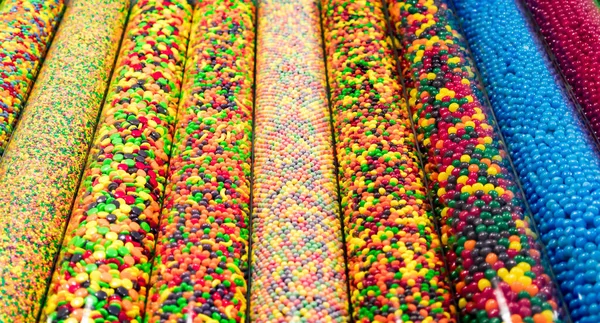 Kolorowe Cukierki Wewnątrz Przezroczystego Szklanego Słoika — Zdjęcie stockowe