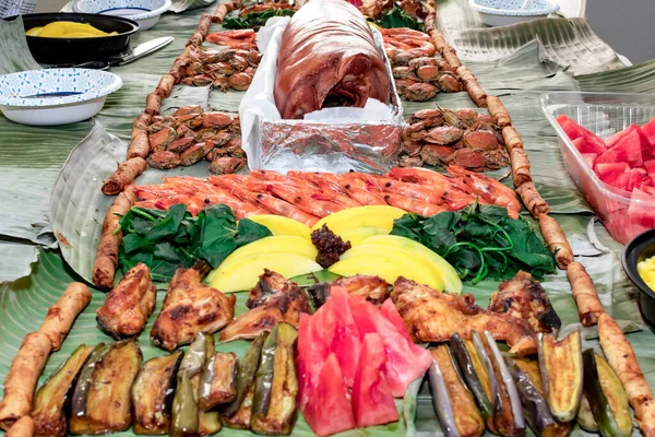 Boğa güreşi tarzı yemek. Aile ve arkadaşlarla yemek yemenin geleneksel bir yoludur.