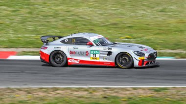 Oschersleben, Almanya, 27 Nisan 2019: Motorsport Arena 'da Adac Gt4 sırasında Jan Philipp Springob tarafından sürülen Mercedes-Amg Gt4.