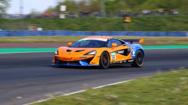 Oschersleben, Almanya, 27 Nisan 2019: Mclaren 570 'lerin Gt4' ü Mclaren 570 'lerin Gt' si Alman yarış pilotu Phil Dorr tarafından Oschersleben 'deki Motorsport Arena' da sürülen Adac Gt4 sırasında.