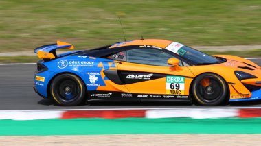 Oschersleben, Almanya, 27 Nisan 2019: Mclaren 570 'lerin Gt4' ü Mclaren 570 'lerin Gt' si Phil Dorr tarafından Motorsport Arena 'daki Adac Gt4 sırasında sürülüyor.