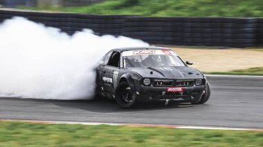 Oschersleben, Almanya, 30 Ağustos 2019: Ukraynalı yarış pilotu Dmitriy Illyuk Almanya 'daki Drift Kings Uluslararası Serisi sırasında görev başında.