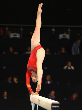 Szczecin, Polonya, 11 Nisan 2019: İspanyol Helena Bonilla, sanatsal jimnastik şampiyonası sırasında denge aletinde yarışıyor