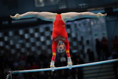 Szczecin, Polonya, 12 Nisan 2019: İspanyol jimnastikçi Cintia Rodriguez, sanatsal jimnastik şampiyonası sırasında kasada yarışıyor.