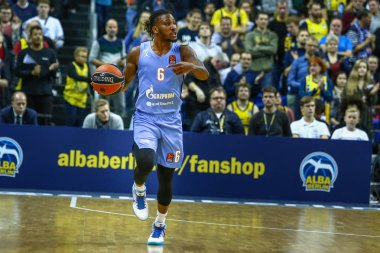 Berlin, Almanya, 04 Ekim 2019: Zenit St Petersburg 'dan Andrew Albicy, Berlin' deki Mercedes Benz Arena 'da Alba Berlin ve Zenit St Petersburg arasında oynanan Euroleague basketbol maçı sırasında eylem halindedir..