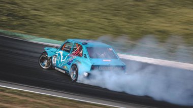 Oschersleben, Almanya, 30 Ağustos 2019: Alman yarış pilotu Philip Jager Almanya'daki Drift Kings Uluslararası Serisi sırasında Bmw E2002 Touring kullanıyor.