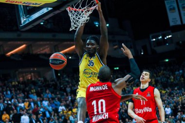 Berlin, Almanya, 18 Aralık 2019: Alba Berlin 'den basketbol oyuncusu Landry Nnoko, Berlin' deki Mercedes Benz Arena 'da oynanan Euroleague basketbol maçında Alba Berlin ile Fc Bayern Münih arasında bir puan aldı.
