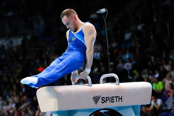 Szczecin, Polonya, 13 Nisan 2019: Ukraynalı Oleg Verniaiev, Polonya 'da düzenlenen Avrupa artistik jimnastik şampiyonası sırasında kulplu at yarışına katılmıştır.