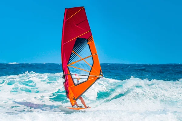 Letní Sporty Windsurfer Vlnách Během Slunečného Letního Odpoledne Červenou Oranžovou — Stock fotografie