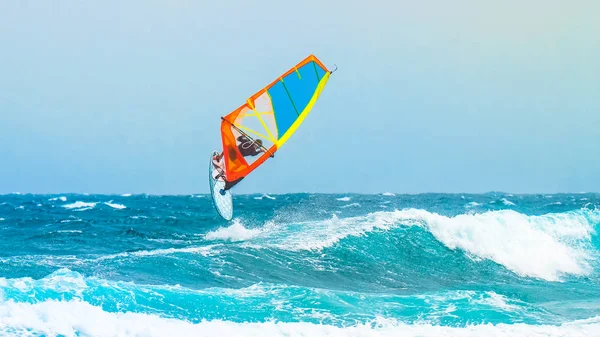Vodní Sporty Surfař Barevnými Plachtami Skok Vodě Během Slunečného Letního — Stock fotografie