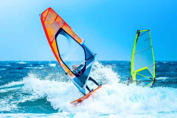 Deportes Acuáticos Windsurfistas Montando Una Ola Con Una Vela Naranja — Foto de Stock