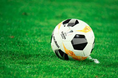 Wolfsburg, Almanya, 12 Aralık 2019: Uefa Avrupa Ligi resmi maç topu Vfl Wolfsburg ve As Saint-Etienne arasında Wolkswagen Arena, Almanya 'da oynanan maçta serbest vuruştan önce sahada..