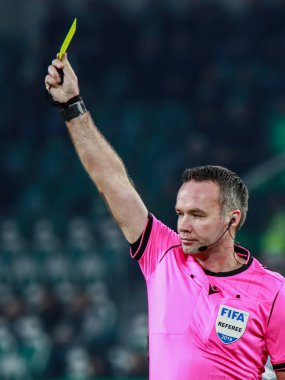 Wolfsburg, Almanya, 12 Aralık 2019: İngiliz hakem Paul Tierney, Uefa Avrupa Ligi maçında Vfl Wolfsburg ile Wolkswagen, Almanya 'daki Volkswagen Arena' da As Saint-Etienne arasında geçen sarı kartı gösterdi..