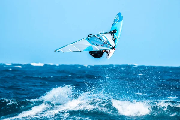 Letní Sporty Windsurfer Dělat Akrobatický Skok Vlnách Sprej Mořskou Vodu — Stock fotografie