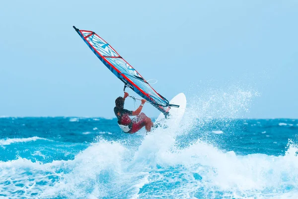 Letní Sporty Windsurfer Vlnách Během Svátků Atlantické Modré Oceánské Vodě — Stock fotografie
