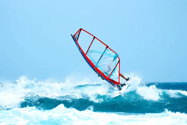 Deportes Acuáticos Windsurfista Con Vela Roja Naranja Montando Las Olas — Foto de Stock