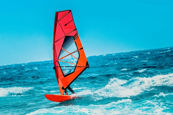 Vodní Sporty Windsurfer Vlnách Během Slunečného Letního Odpoledne Pod Modrou — Stock fotografie