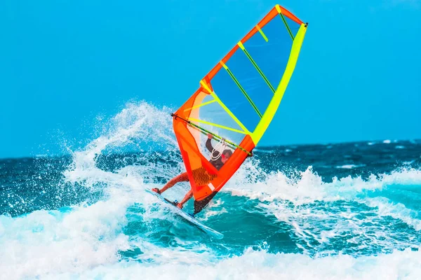 Deportes Verano Windsurf Las Olas Durante Una Tarde Soleada Verano — Foto de Stock