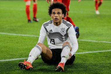 Wolfsburg, Almanya, 20 Mart 2019: Almanya 'nın Wolfsburg' da Sırbistan 'a karşı oynadığı uluslararası dostluk maçındaki faul sonrasında Alman futbolcu Leroy San sahada.