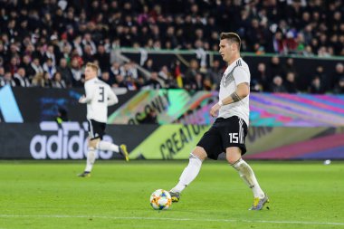 Wolfsburg, Almanya, 20 Mart 2019: Almanya 'nın Wolfsburg' daki Volkswagen Arena 'da Sırbistan' a karşı oynadığı uluslararası dostluk maçı sırasında Alman futbolcu Niklas Sule iş başında.