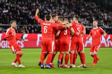 Wolfsburg, Almanya, 20 Mart 2019: Sırp futbolcular Almanya 'nın Wolfsburg' da Sırbistan 'a karşı oynadığı uluslararası dostluk maçında bir gol kutluyor.